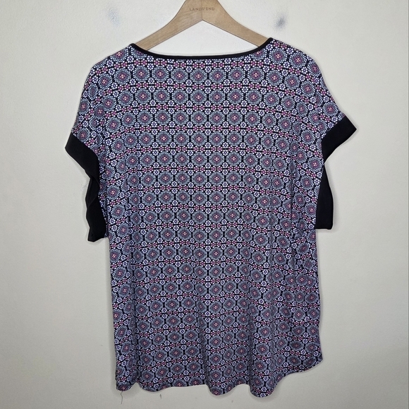 Roz & Ali | V-Neck Medallion Short Sleeve Top with Gold Zipper Detail Size 2X - Picture 5 of 5